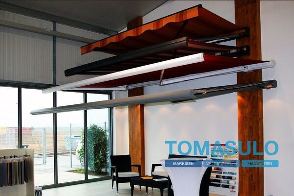 Verschiedene Markisenmodelle als Ausstellungsstücke in einem modernen Showroom.