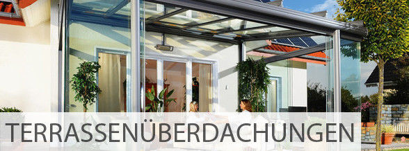 Moderne Terrassenüberdachung aus Glas an Einfamilienhaus mit Garten und Pflanzen.